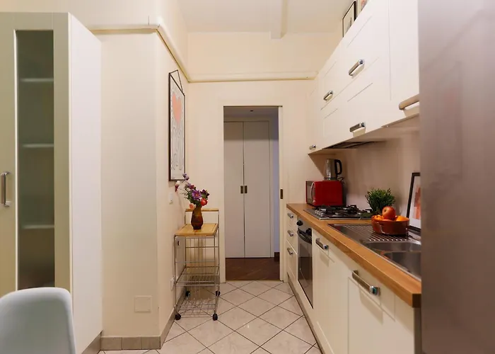 The Rent - Spacious One-bedroom Near The Columns Of San Lorenzo