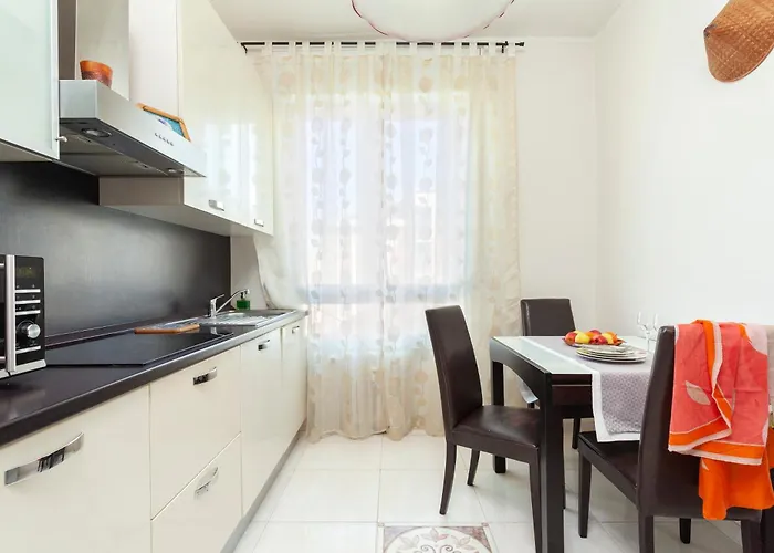 Two Spacious Bedrooms 1 Minute To Metro Stop Apartment