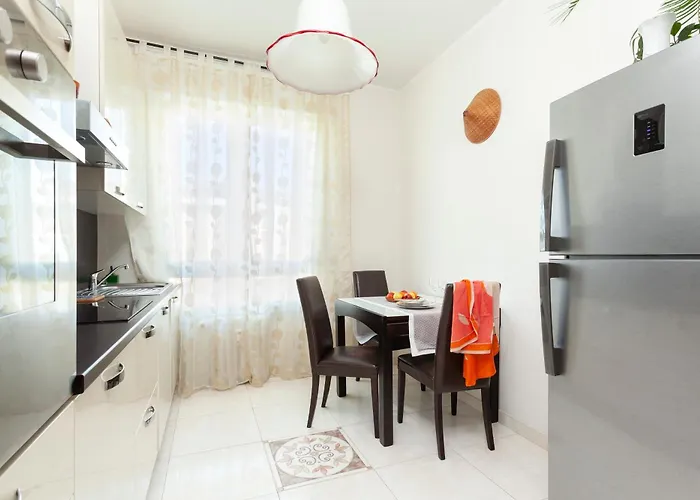 Two Spacious Bedrooms 1 Minute To Metro Stop