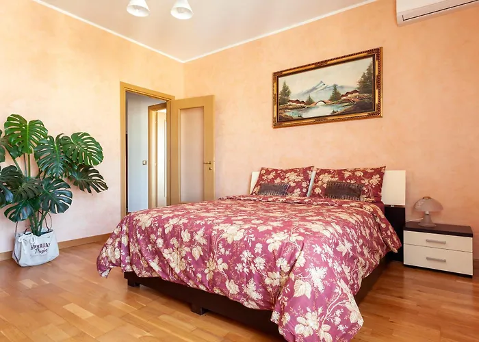 Two Spacious Bedrooms 1 Minute To Metro Stop *