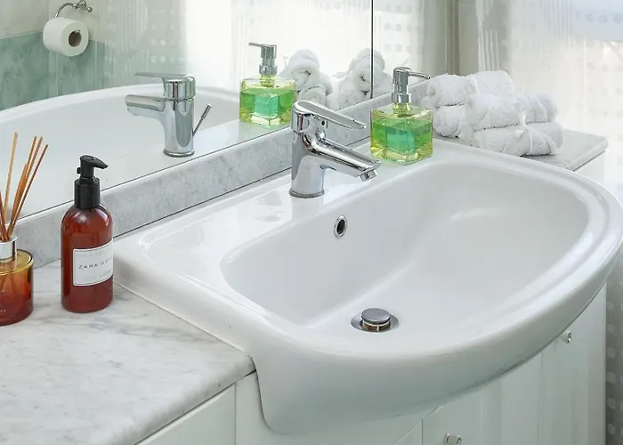 Two Spacious Bedrooms 1 Minute To Metro Stop Appartamento