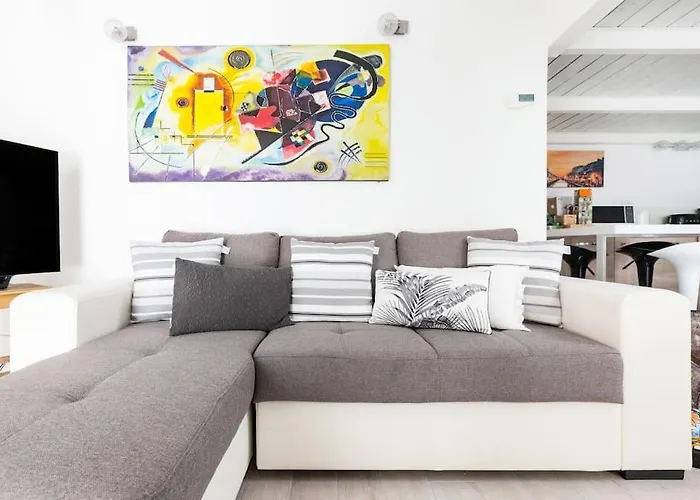 Elegant Triplex Townhouse With Luxe Terrace 아파트
