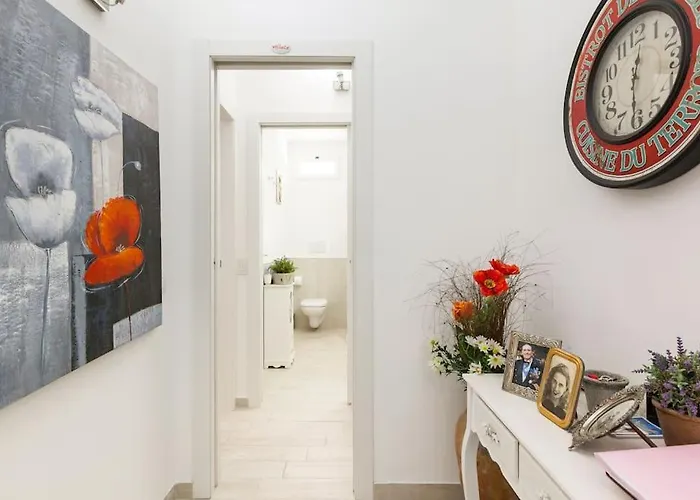 Elegant Triplex Townhouse With Luxe Terrace 米兰