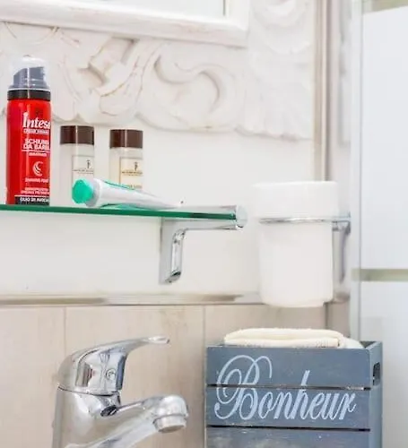 Elegant Triplex Townhouse With Luxe Terrace *