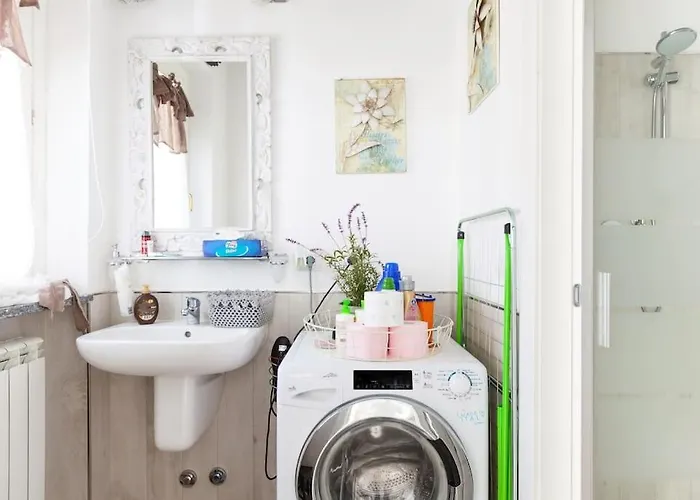 Elegant Triplex Townhouse With Luxe Terrace 公寓