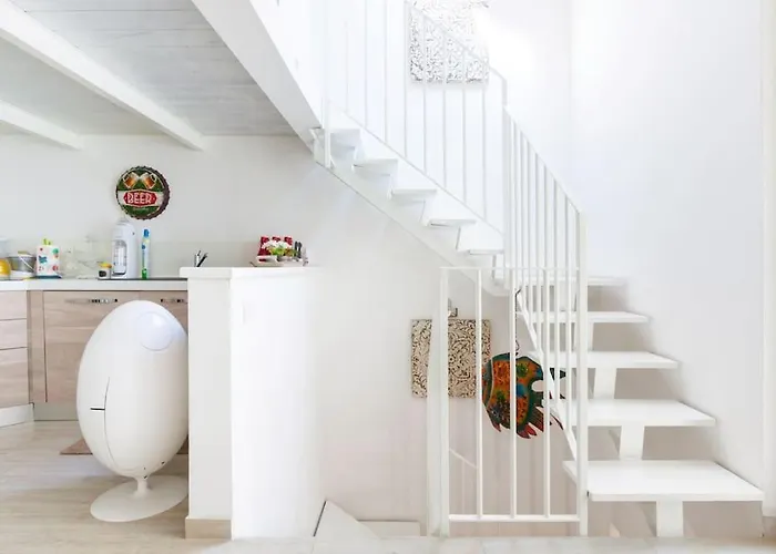 Elegant Triplex Townhouse With Luxe Terrace 公寓