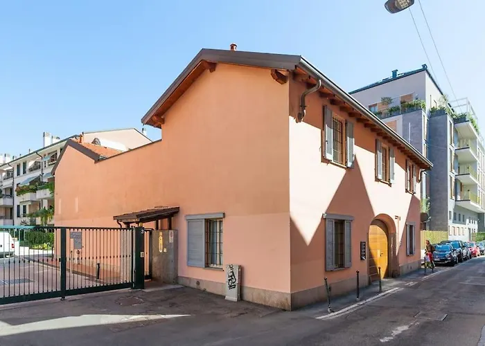 Elegant Triplex Townhouse With Luxe Terrace 公寓