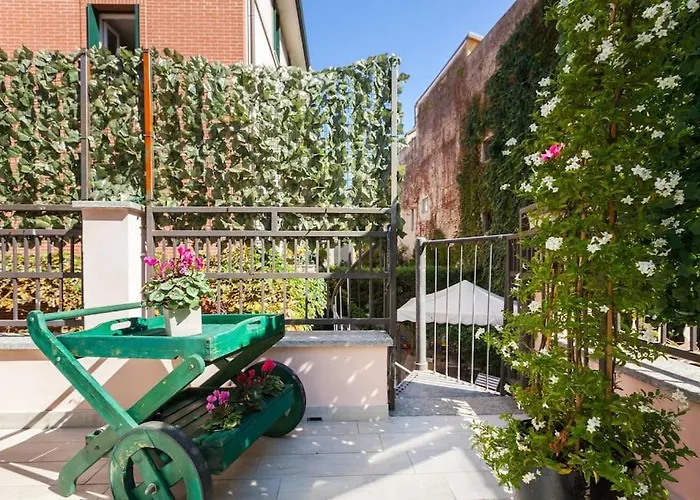 Elegant Triplex Townhouse With Luxe Terrace 米兰