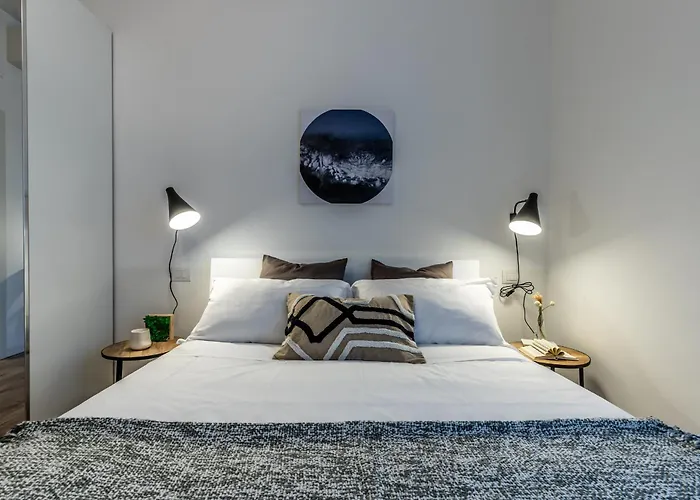 Stayeasy Quadronno33 - 3 Bedrooms, 2 Baths - Duomo Walking Distance