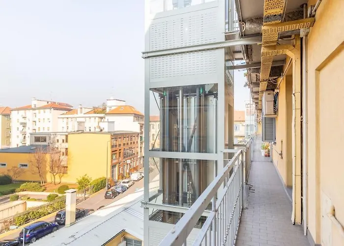 Modern In Next To Metro M5 - Sarca 73