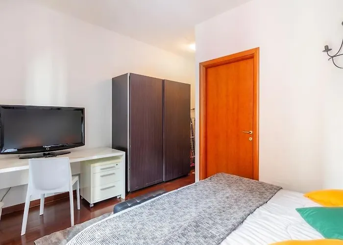 Апартаменты Modern In Next To Metro M5 - Sarca 73