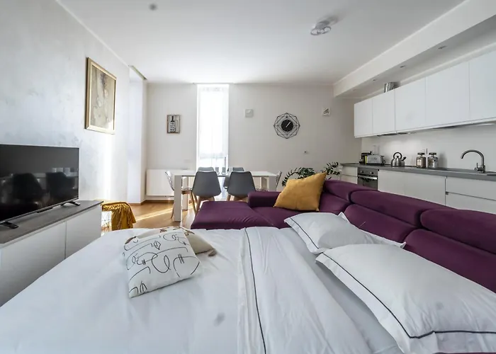 Apartman 5 Min Walk From Subway Elegant & Modern *