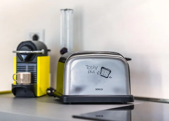 Apartment 5 Min Walk From Subway Elegant & Modern