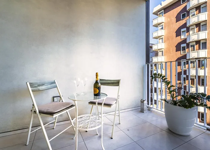 5 Min Walk From Subway Elegant & Modern Apartment *