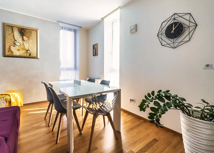 5 Min Walk From Subway Elegant & Modern *