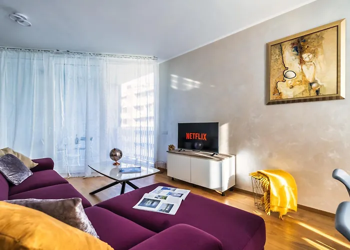 5 Min Walk From Subway Elegant & Modern Apartment *