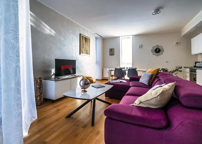 5 Min Walk From Subway Elegant & Modern