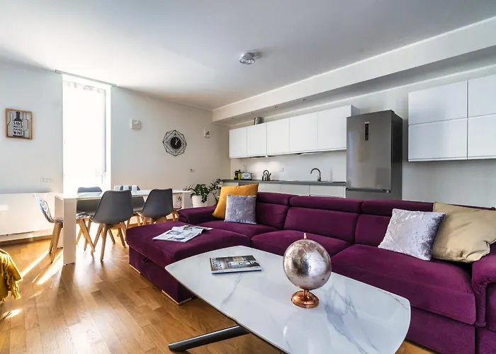 5 Min Walk From Subway Elegant & Modern *