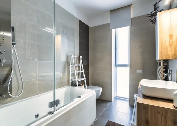 Apartment 5 Min Walk From Subway Elegant & Modern *