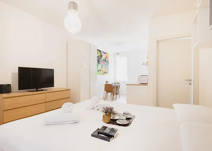Easylife - Luminoso Sui Navigli