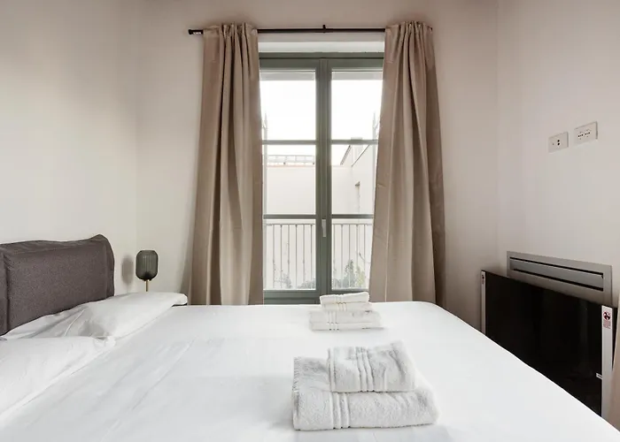 Guesthost - Modern In With Balcony Milán