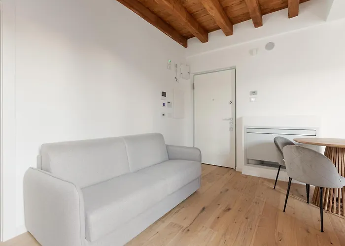 Guesthost - Modern In With Balcony Milán