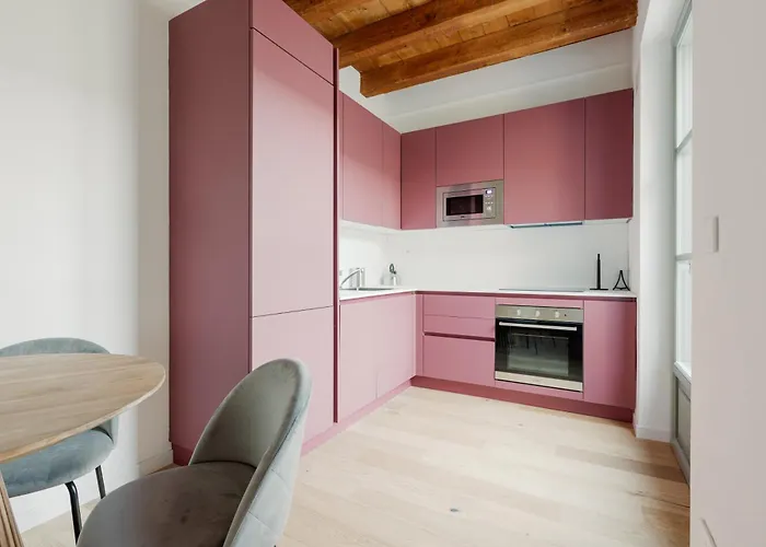 Guesthost - Modern In With Balcony