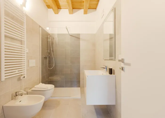 Guesthost - Modern In With Balcony Milán