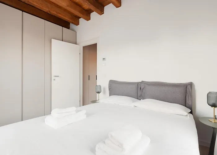 Guesthost - Modern In With Balcony Apartmán *