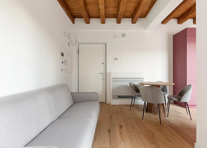 Guesthost - Modern In With Balcony