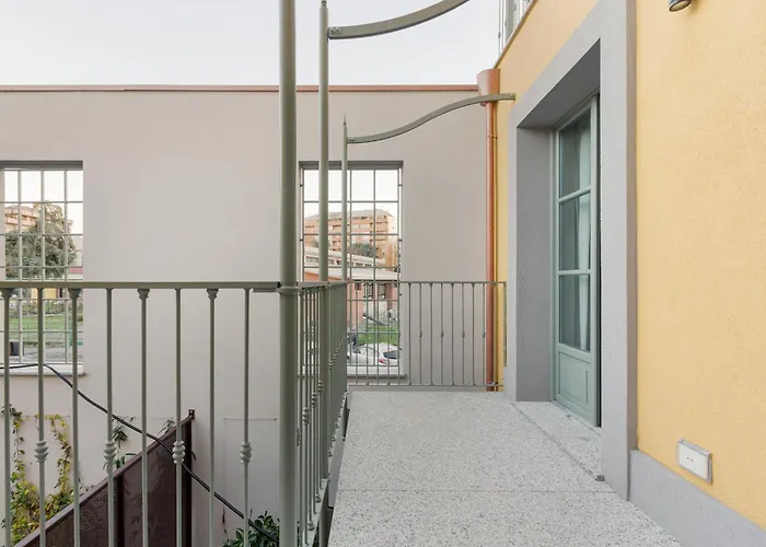 Guesthost - Modern In With Balcony Milán