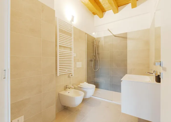 Guesthost - Modern In With Balcony