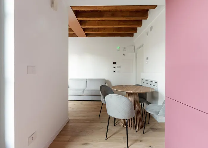 Guesthost - Modern In With Balcony