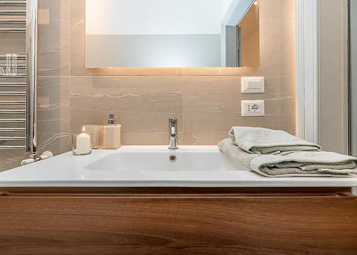 Art Around In Monti House 4*