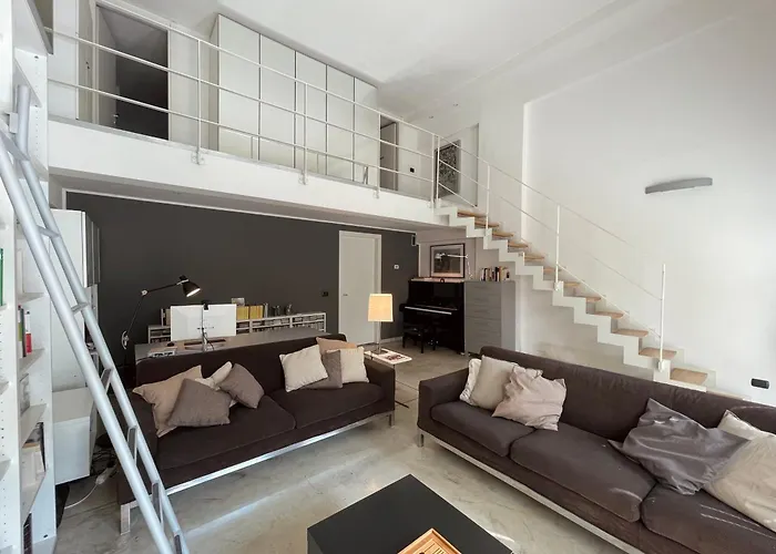 Ampio Loft Su Due Livelli Con Giardino