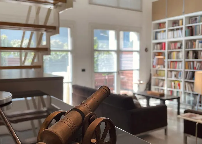 Ampio Loft Su Due Livelli Con Giardino Apartmán *