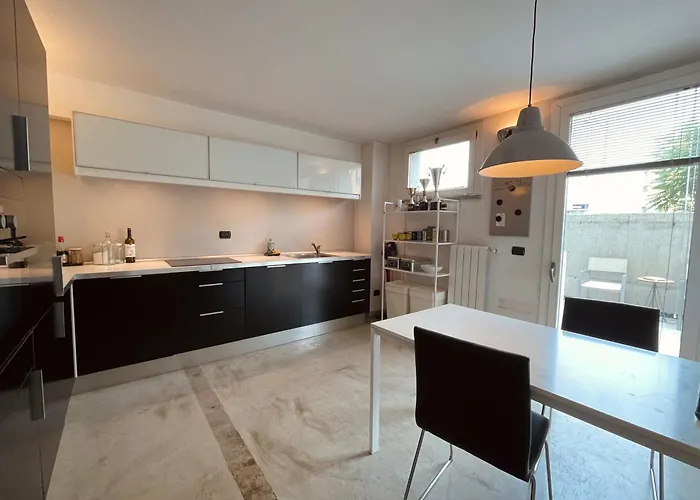 Appartamento Ampio Loft Su Due Livelli Con Giardino