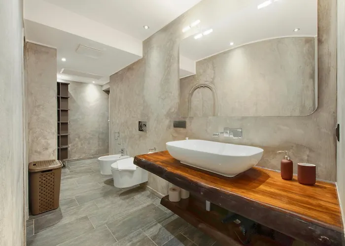 Garage Privato Gratuito - 600 Metri Duomo Διαμέρισμα *