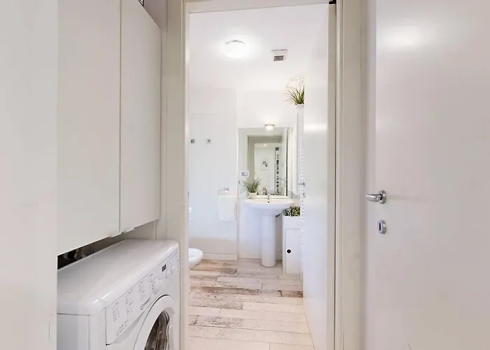 Mirrors House Chic In The City Center