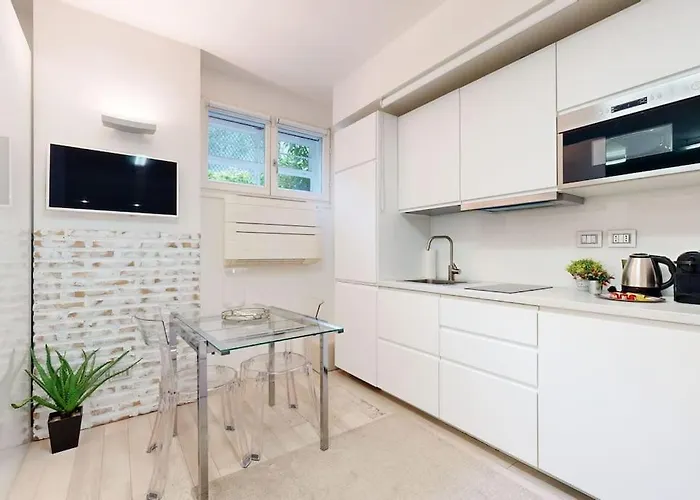 Mirrors House Chic In The City Center