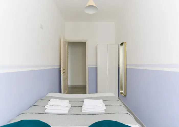 Hotel apartamentowy The Best Rent - Bright Two-bedroom In Central Station Area