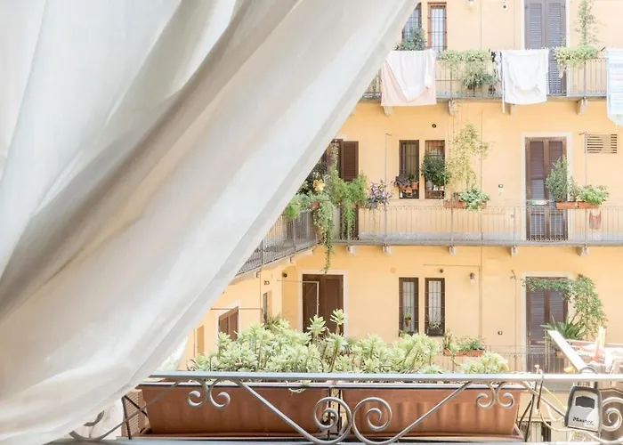 Charming Milanese Aparment דירה *