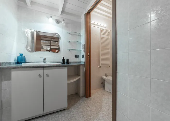 Apartament Throat House *