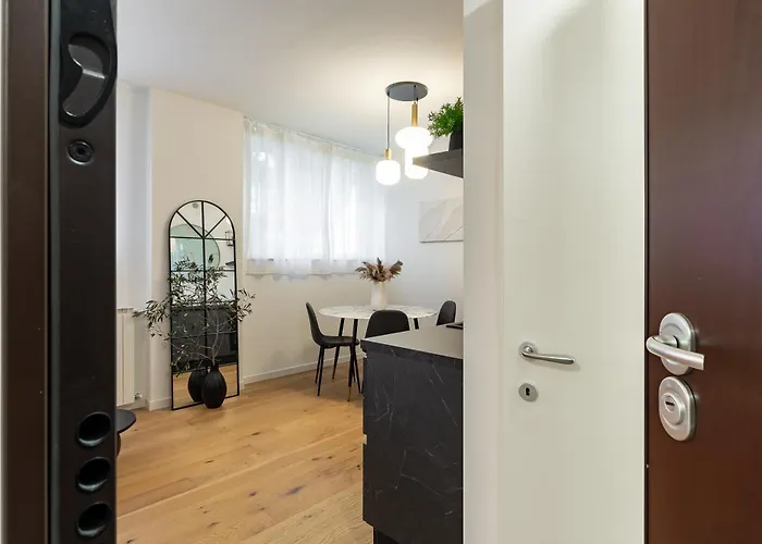 45royal Stylish House Center ميلان