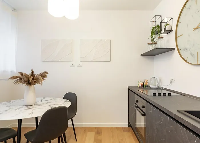 45royal Stylish House Center ميلان