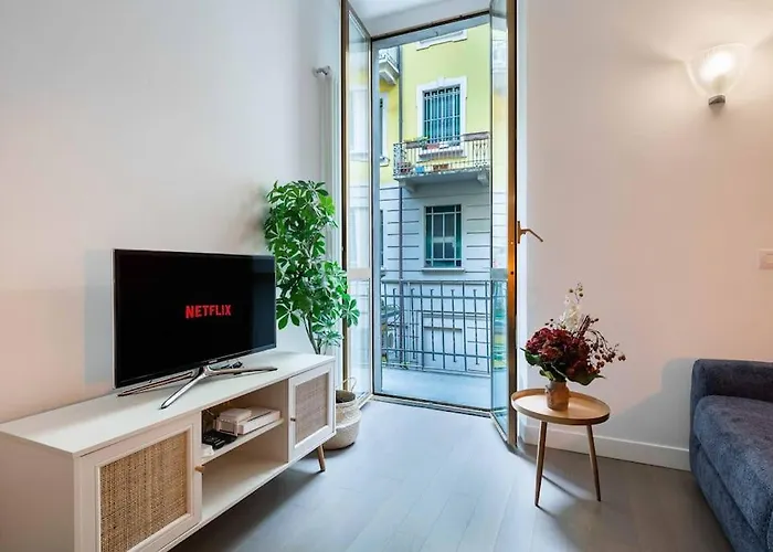 Central Station & Shuttle Airport Stop 2' Walk Milán