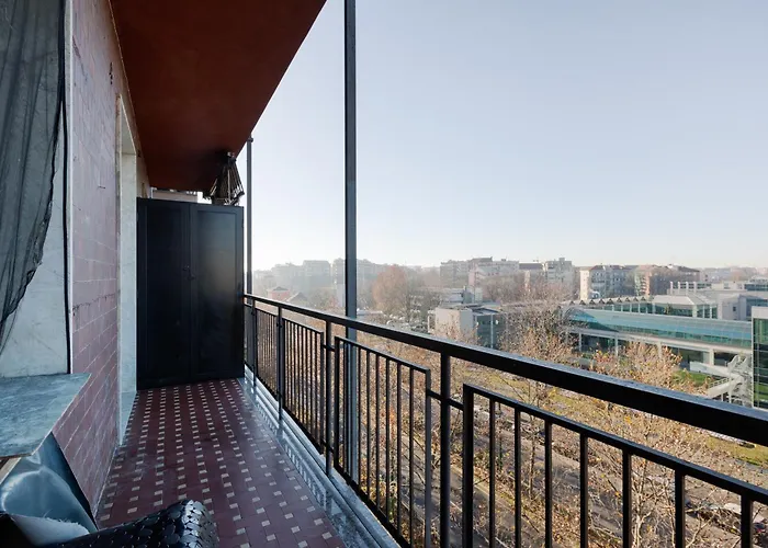 Roomy With Balcony! *