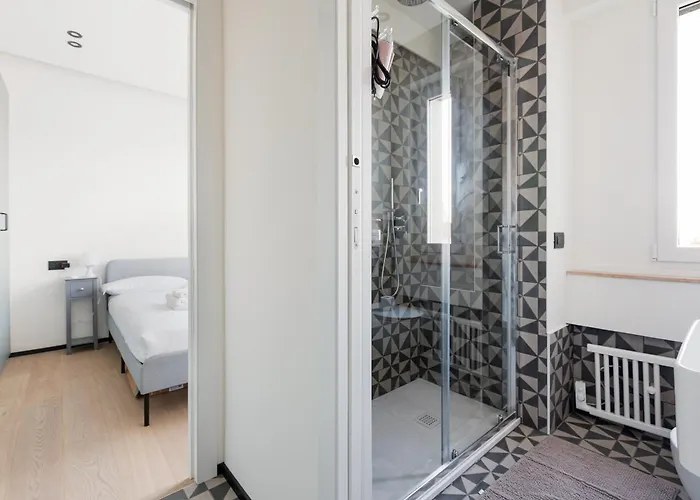 Guesthost - Renovated Apts *