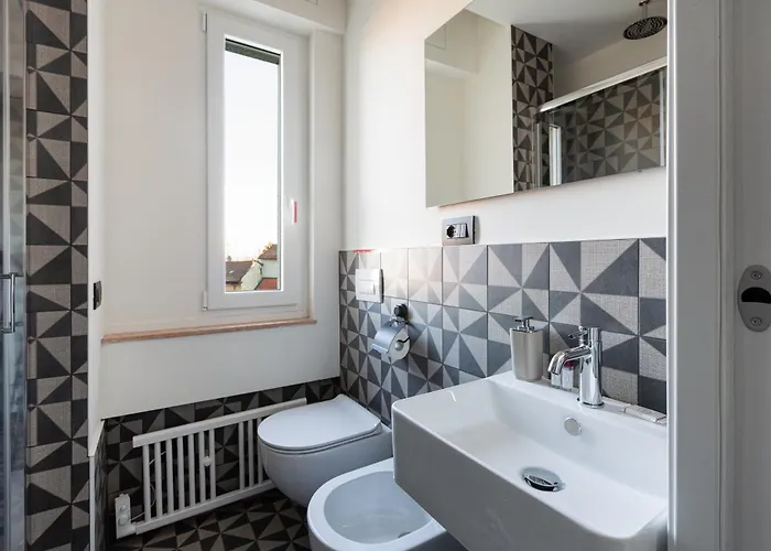 Guesthost - Renovated Apts Apartment *