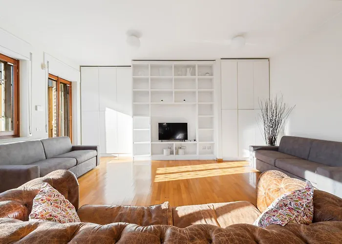 Duomo Dietro L'angolo * Milán